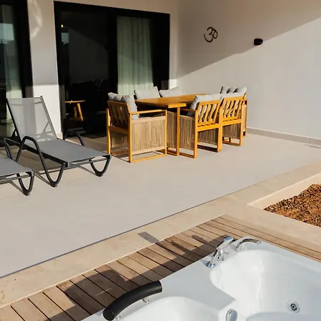 Mykonos Homes - Stilvolles Mit Eigenem Jaccuzzi Kalogrea